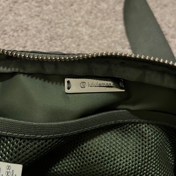 Lululemon Everywhere 1L Belt Bag in RARE Aquila Green Twill Multi - Picture 4 of 8